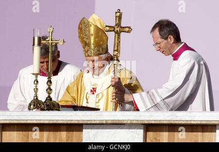 Le pape Benoît XVI lors d'une messe dans le parc Bellahouston de Glasgow. L’histoire a été faite aujourd’hui lorsque le pape Benoît XVI est arrivé en Grande-Bretagne pour la première visite d’État d’un souverain pontife. Banque D'Images