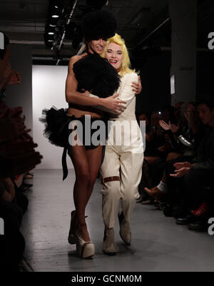 Alice Dellal (à gauche) avec le designer PAM Hogg sur la passerelle pendant le spectacle de la semaine de la mode de Londres de Pam Hogg Spring/Summer, sur le site de Victoria House, dans le centre de Londres. Banque D'Images
