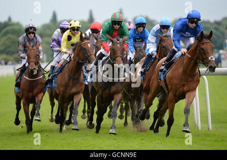 Coureurs et cyclistes prendre le premier virage de la John Smith's Stayers" enjeux au cours de la John Smith's Cup rencontre à l''hippodrome de York. Banque D'Images