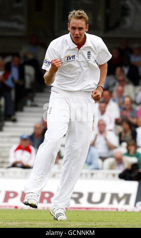 Stuart Broad, en Angleterre, célèbre le bowling du Pakistan, Mohammad Aamer, a pris Matt Prior lors du troisième npower Test au Brit Insurance Oval, Londres. Banque D'Images