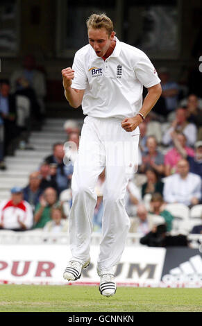 Stuart Broad, en Angleterre, célèbre le bowling du Pakistan, Mohammad Aamer, a pris Matt Prior lors du troisième npower Test au Brit Insurance Oval, Londres. Banque D'Images