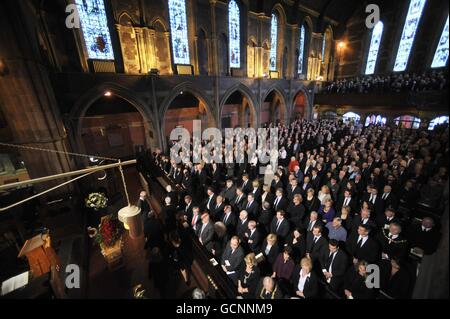 Les funérailles du dirigeant syndical du chantier naval de Glasgow, Jimmy Reid, à la Govan Old Parish Church, à Glasgow. Banque D'Images