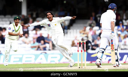 Le Mohammad Aamer du Pakistan célèbre le bowling Andrew Strauss lors du troisième npower Test au Brit Insurance Oval, à Londres. Banque D'Images