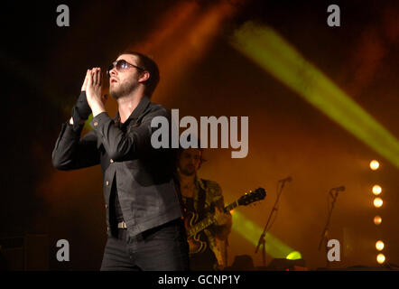 Tom Meighan de Kasabian se produit sur scène à l'O2 Academy Brixton, dans le sud de Londres. Banque D'Images