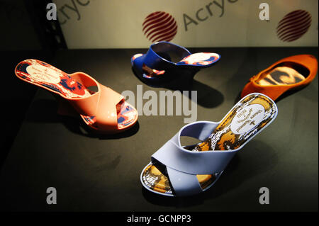 Chaussures à la Vivienne Westwood Shoes - exposition 1973-2010 à Selfridges à Londres. Banque D'Images
