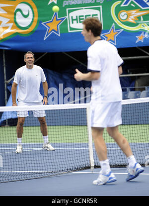Andy Murray et l'entraîneur espagnol Alex Corretja (à gauche) lors d'une séance d'entraînement à Flushing Meadows avant l'US Open 2010 à New York Banque D'Images