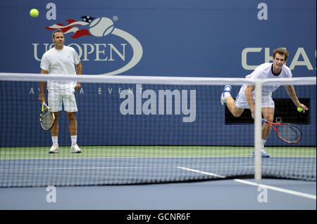 Andy Murray et l'entraîneur espagnol Alex Corretja (à gauche) lors d'une séance d'entraînement à Flushing Meadows avant l'US Open 2010 à New York Banque D'Images