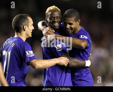 Louis Saha (au centre) d'Everton célèbre avec ses coéquipiers Leon Osman (À gauche) et Jermaine Beckford après avoir marquant le quatrième but de son côté du jeu Banque D'Images