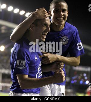 Leon Osman (à gauche) d'Everton célèbre avec son coéquipier Jack Rodwell après avoir marquant le cinquième but de son côté du jeu Banque D'Images