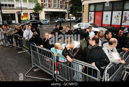 Les fans attendent que Robbie Williams et Gary Barlow quittent radio 1 à Londres après la première émission de la chanson honte que les artistes réconciliés ont enregistré comme duet. APPUYEZ SUR ASSOCIATION photo. Date de la photo: Jeudi 26 août 2010. C'est la première fois que la paire collabore depuis 15 ans. Ils sont tombés après que Williams a quitté le boyband prendre cela en 1995. Le crédit photo devrait se lire comme suit : Ian West/PA Wire Banque D'Images