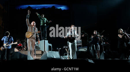 Arcade Fire se exécutant sur la scène principale au Reading Festival, Richfield Avenue, Berkshire. Banque D'Images