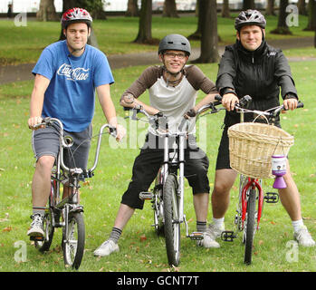 Scouting for Girls (de gauche à droite) Pete Ellard, Greg Churchose et Roy Stride dans Wandsworth Park, dans le sud-ouest de Londres, au début d'une promenade à vélo sponsorisée sur des choppers de Londres à Brighton, pour recueillir de l'argent pour la charité Wellchild. Banque D'Images