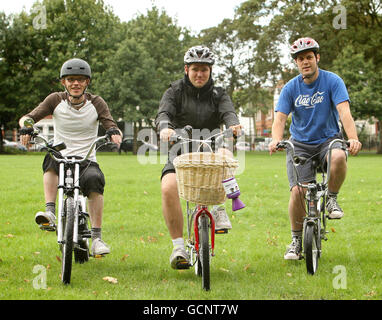 Scouting for Girls (de gauche à droite) Greg Churchose, Roy Stride et Pete Ellard, dans Wandsworth Park, dans le sud-ouest de Londres, au début d'une promenade à vélo sponsorisée sur des motos chopper de seconde main de Londres à Brighton, pour recueillir de l'argent pour la charité Wellchild. Banque D'Images