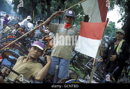 Un chauffeur de taxi rikscha protester dans le centre-ville de Jakarta en Indonésie en Southeastasia. Banque D'Images