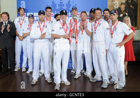 Cricket - quatrième test de npower - quatrième jour - Angleterre / Pakistan - Lord's.L'équipe de cricket de l'Angleterre se pose avec le trophée de la série dans la salle longue après le quatrième match de npower Test au terrain de cricket de Lord, Londres. Banque D'Images