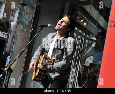 Roy Stride de Scouting for Girls, qui s'est associé à Kit Kat Chunky et My Space, réalisant un concert pop-up unique devant Merc sur Carnaby Street à Londres. La bande Banque D'Images