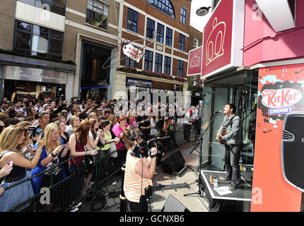 Roy Stride de Scouting for Girls, qui s'est associé à Kit Kat Chunky et My Space, réalisant un concert pop-up unique devant Merc sur Carnaby Street à Londres. La bande Banque D'Images