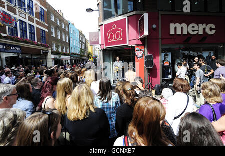 Roy Stride de Scouting for Girls, qui s'est associé à Kit Kat Chunky et My Space, réalisant un concert pop-up unique devant Merc sur Carnaby Street à Londres. La bande Banque D'Images