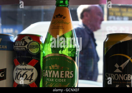 Une vue d'ensemble des canettes de bière et de cidre dans un permis hors licence à Édimbourg, comme le secrétaire à la Santé Nicola Sturgeon a demandé un prix minimum pour l'alcool de 45p. Banque D'Images