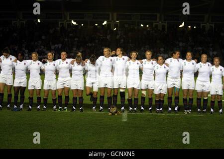 Rugby Union - coupe du monde des femmes - demi-finales - Angleterre / Australie - Twickenham Stoop.Les joueurs d'Angleterre s'alignent avant le match avec l'Australie Banque D'Images