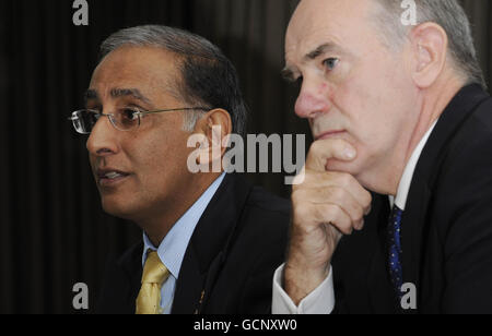 Haroon Lorgat, directeur général de la CPI (à gauche), et Sir Ronnie Flanagan, président de l'unité de lutte contre la corruption et de sécurité de la CPI, lors d'une conférence de presse au terrain de cricket Lords, à Londres. Banque D'Images