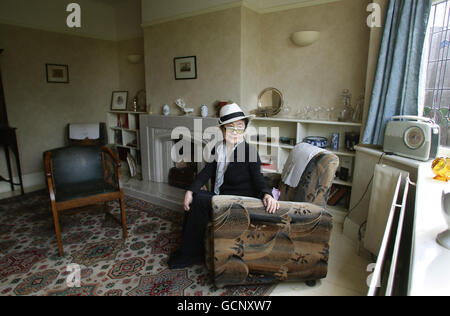 Yoko Ono, se trouve dans la salle d'avant de l'ancienne maison de John Lennon à Mendips, à Liverpool. Banque D'Images