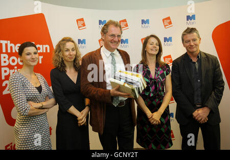 Sir Andrew Motion (au centre) détient des copies des livres présélectionnés pour le prix Man Booker avec les autres juges Rosie Blau (à gauche) rédacteur littéraire du Financial Times, Frances Wilson (2e à gauche), Deborah Bull (2e à droite), directeur de la création de l'Opéra Royal et Tom Sutcliffe (à droite) dans le centre de Londres. Banque D'Images