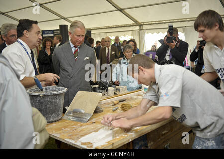 Le Prince de Galles regarde l'artisanat traditionnel dans une tente aux Jardins botaniques nationaux du pays de Galles à Carmarthen alors qu'il poursuit sa tournée en Grande-Bretagne pour promouvoir son initiative de vie durable START. Banque D'Images