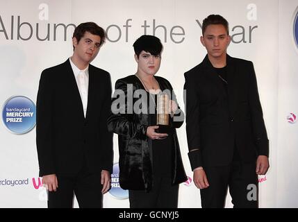 Jamie Smith, Romy Madley Croft et Oliver SIM du XX arrivant pour le Barclaycard Mercury Music Prize 2010 au Grosvenor House Hotel, Londres. Banque D'Images