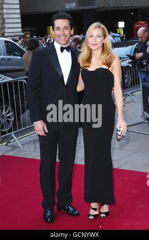 Jon Hamm et Jennifer Westfeldt aux GQ Men of the Year Awards 2010 à l'Opéra royal de Covent Garden, Londres. Banque D'Images