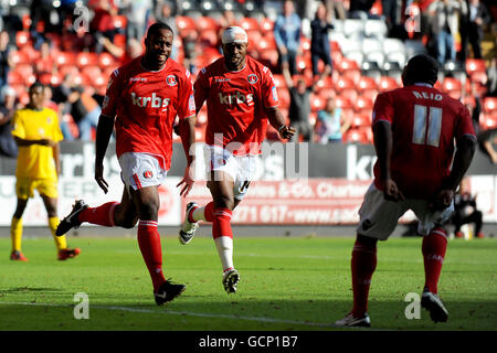 Joe Anyinsah (à gauche) de Charlton Athletic célèbre son objectif avec l'équipe Mates Akpo Sodje (au centre) et Kyel Reid (à droite) Banque D'Images