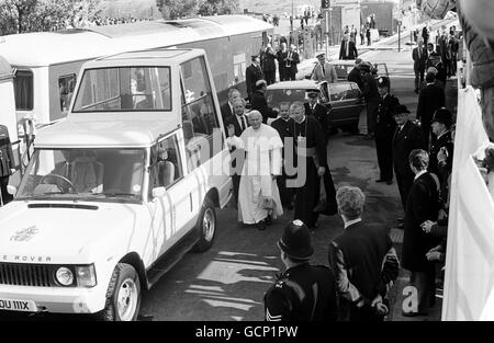 Le pape Jean-Paul II s'élève de son 'Popemobile' à la gare de Gatwick pour prendre son train en attente à destination de Londres au début de sa visite pastorale de six jours. Banque D'Images