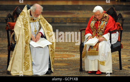 L'archevêque de Canterbury, Rowan Williams et le pape Benoît XVI tiennent une célébration de prière du soir à l'abbaye de Westminster, dans le centre de Londres, le deuxième jour de sa visite d'État. Banque D'Images