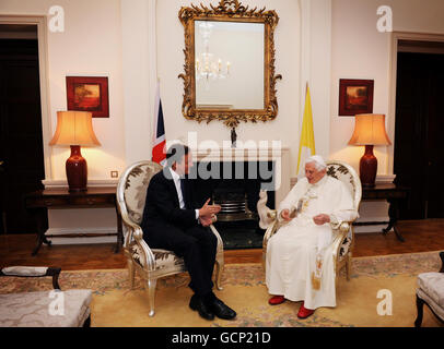 Le pape Benoît XVI lors d'une rencontre avec le Premier ministre David Cameron à la Maison de l'archevêque, près de la cathédrale de Westminster dans le centre de Londres, le troisième jour de sa visite d'État. Banque D'Images