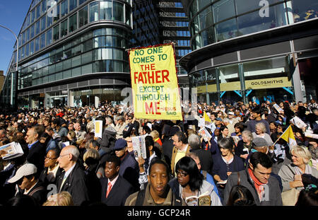 Les membres de la foule se rassemblent à l'extérieur de la cathédrale de Westminster, dans le centre de Londres, tandis que le pape Benoît XVI célèbre la messe. Banque D'Images