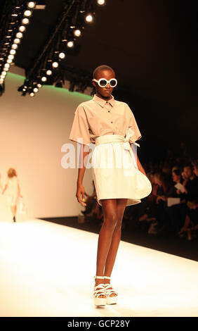 Un modèle sur la passerelle du spectacle Betty Jackson au BFC Tent à Somerset House pendant la London Fashion week. Banque D'Images