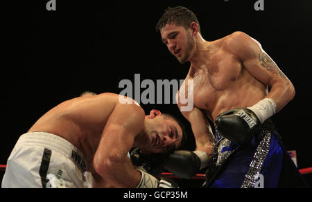 Nathan du pays de Galles (à droite) en action contre Karo Murat en Allemagne lors de l'éliminateur final pour le WBO World Light-Heavyweight Championship combat à la LG Arena, Birmingham. Banque D'Images