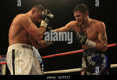 Nathan du pays de Galles (à droite) en action contre Karo Murat en Allemagne lors de l'éliminateur final pour le Championnat du monde léger-lourd WBO à la LG Arena, Birmingham. Banque D'Images