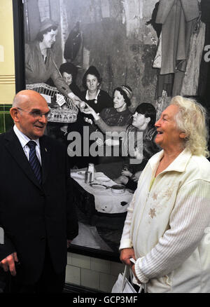 Len Phillips et Margaret Clock qui dormaient en tant qu'enfants dans les stations de métro de Londres, se tiennent dans le hall d'entrée, à la station de métro Aldwych dans le centre de Londres, Avant l'ouverture de la gare ce week-end pour une exposition pour les membres du public afin de découvrir comment les Londoniens ont fait face aux raids d'air mortels pendant le Blitz. Banque D'Images