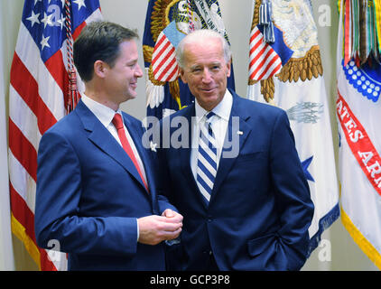Le vice-premier ministre Nick Clegg rencontre le vice-président des États-Unis Joe Biden (à droite) à la Maison Blanche, Washington, aux États-Unis, où ils ont déjeuné ensemble. Banque D'Images