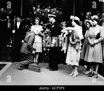 Le roi George VI survit le Seigneur Provost d'Édimbourg, John Falconer, devant la Royal Scottish Academy, dans la rue Prince, à Édimbourg. Le Roi et la Reine, accompagnés des deux Princesses, sont en visite en Écosse et séjournent à Hollywood House, Édimbourg. Banque D'Images