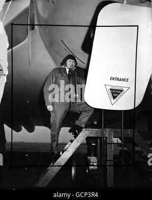 M. Duncan Sandys, ministre des Approvisionnements, est photographié alors qu'il a quitté un bombardier à réaction Avro Vulcan dans une aile Delta à l'aéroport de Woodford, près de Manchester, le 13 mars 1954, après un vol au cours duquel il a pris le contrôle de l'avion. Le ministre a fait le vol, au-dessus de l'île de Wight et en retour en passant par Holyhead, au cours d'une visite aux œuvres de A.V. ROE and Co., Ltd., les constructeurs de l'avion. Le Vulcan, l'un des derniers bombardiers britanniques, aurait atteint plus de 500 km/h pendant le vol. Banque D'Images