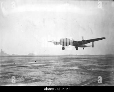 Le 1er janvier 1946, l'avion de ligne Lancastran 'Starlight' a effectué un vol d'essai à partir de l'aérodrome civil britannique de 20,000,000 livres à Heath Row, en préparation à l'inauguration d'un service régulier de fret et de passagers vers l'Amérique du Sud. Expositions de photos - l'avion Lancastran 'Starlight' part de l'aérodrome de Heath Row ce matin, pour l'Amérique du Sud. Banque D'Images