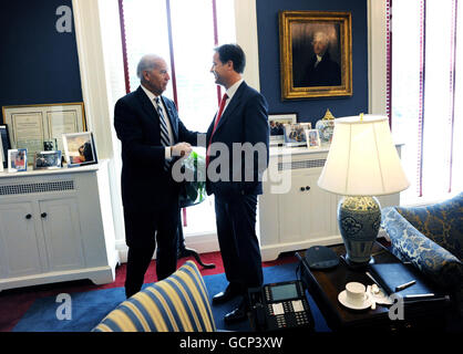 Le vice-premier ministre Nick Clegg rencontre aujourd'hui le vice-président américain Joe Biden dans son bureau à la Maison Blanche à Washington où ils ont déjeuné ensemble. Banque D'Images