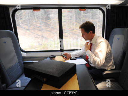 Le vice-premier ministre Nick Clegg travaille sur le train Acela Express 17.00 de Washington DC à New York après avoir déjeuné avec le vice-président américain Joe Biden à la Maison Blanche. Plus tard vendredi, M. Clegg s'est fait une allocution devant l'Assemblée générale des Nations Unies. Banque D'Images