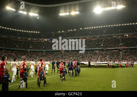 Football - UEFA Champions League - Groupe E - Bayern Munich v AS Roma - Allianz Arena.Les équipes se mettent sur le terrain avant le début du match. Banque D'Images