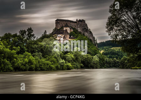 Château d'Orava vue du village Oravsky Podzamok après la tempête. Longue exposition. Banque D'Images