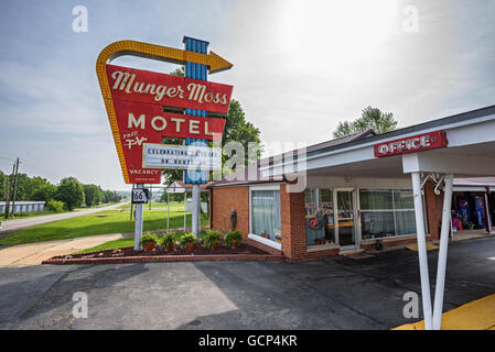 Munger Moss Motel et vintage en néon sur l'historique Route 66 au Missouri. Banque D'Images