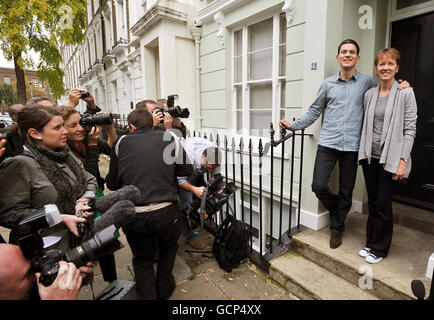 David Miliband et son épouse Louise se tiennent sur les marches de leur maison du nord de Londres, alors que les nominations pour l'équipe supérieure du parti devraient fermer à 17:00, le secrétaire aux Affaires étrangères de l'ombre devrait confirmer ses projets futurs plus tard aujourd'hui. Banque D'Images