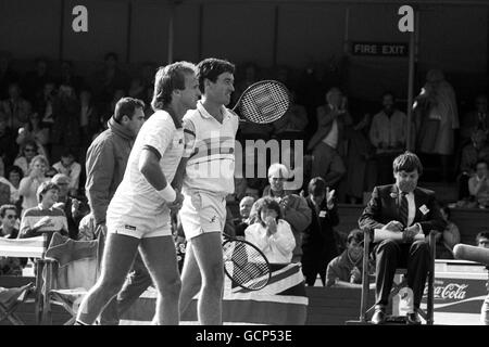 Colin Dowdeswell (à droite) et John Lloyd quittent le tribunal après leur victoire sur Shlomo Glickstein et Shahar Perkiss, qui ont donné à la Grande-Bretagne une avance de 2-1 sur Israël lors de la coupe Davis de la zone européenne. Banque D'Images